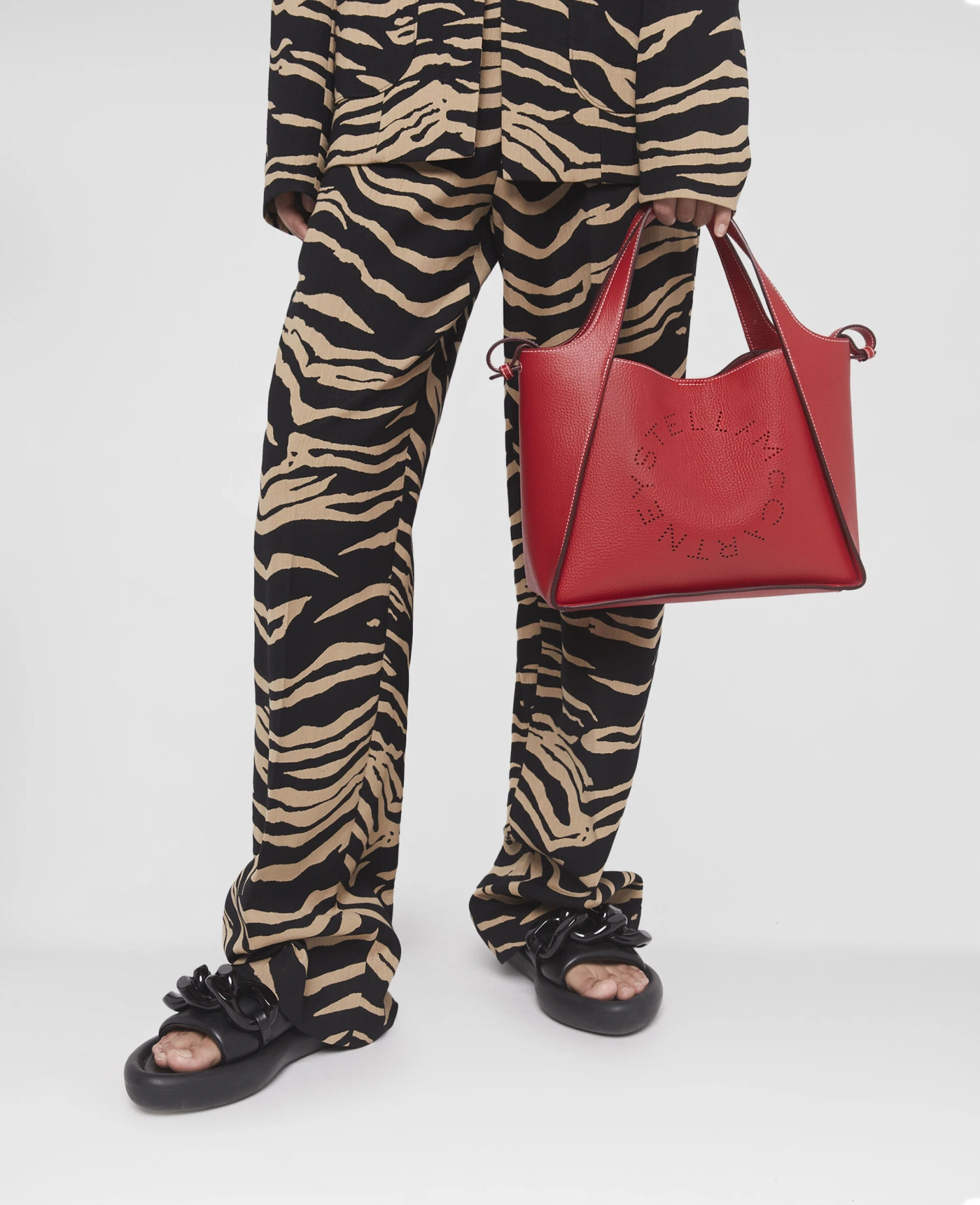 STELLA MCCARTNEY Stella Logo Grainy Alter Mat Crossbody Bag 4 STELLA MCCARTNEY Stella Logo Grainy Alter Mat Crossbody Bag - Image 2